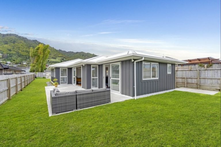 Photo of property in 9 Mahia Lane, Waikanae, 5036
