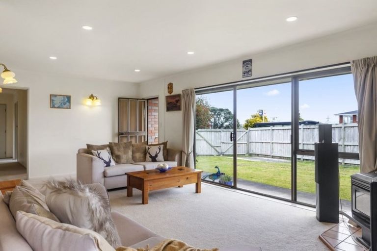 Photo of property in 2/963 Beach Road, Torbay, Auckland, 0630