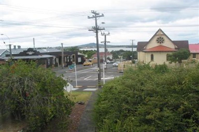 Photo of property in 1/148 Queen Street, Northcote Point, Auckland, 0627