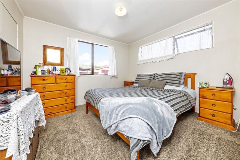 Photo of property in 2/11 Etherton Drive, Weymouth, Auckland, 2103