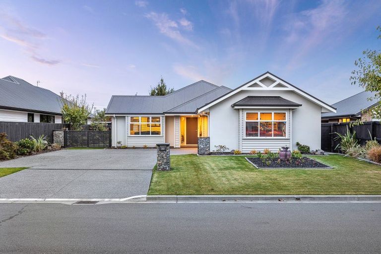 Photo of property in 33 Valour Drive, Rangiora, 7400