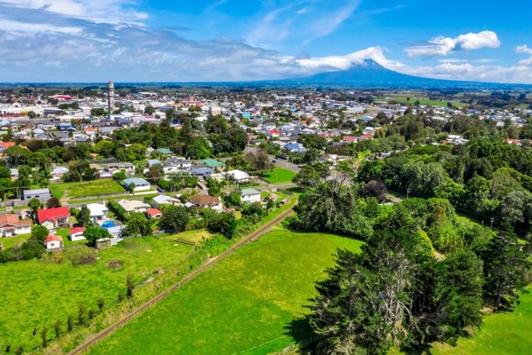 Photo of property in 1 High Road, Hawera, 4610