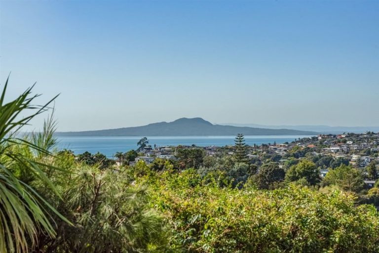 Photo of property in 1/104 Carlisle Road, Browns Bay, Auckland, 0632