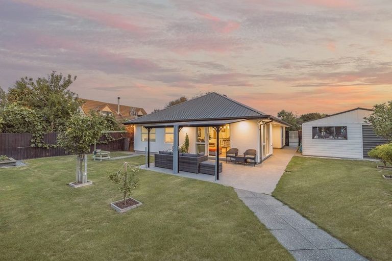 Photo of property in 44 Queenspark Drive, Parklands, Christchurch, 8083