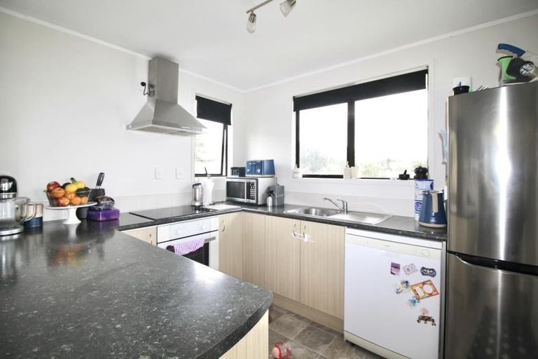 Photo of property in 1/8 Louise Place, West Harbour, Auckland, 0618