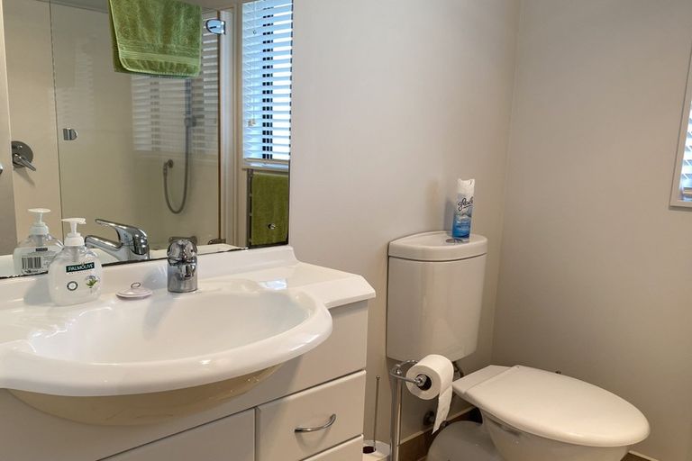 Photo of property in 19 George Deane Place, Greenhithe, Auckland, 0632