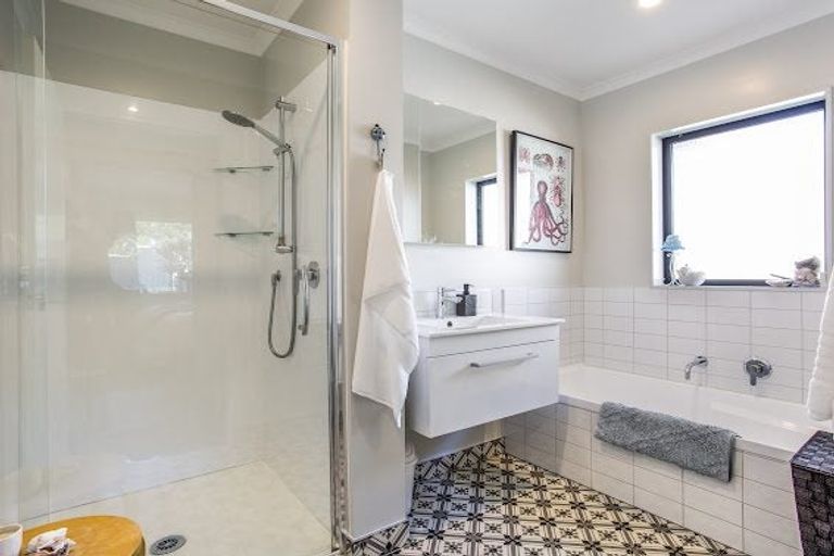 Photo of property in 20b Cambridge Road, Riverhead, 0820