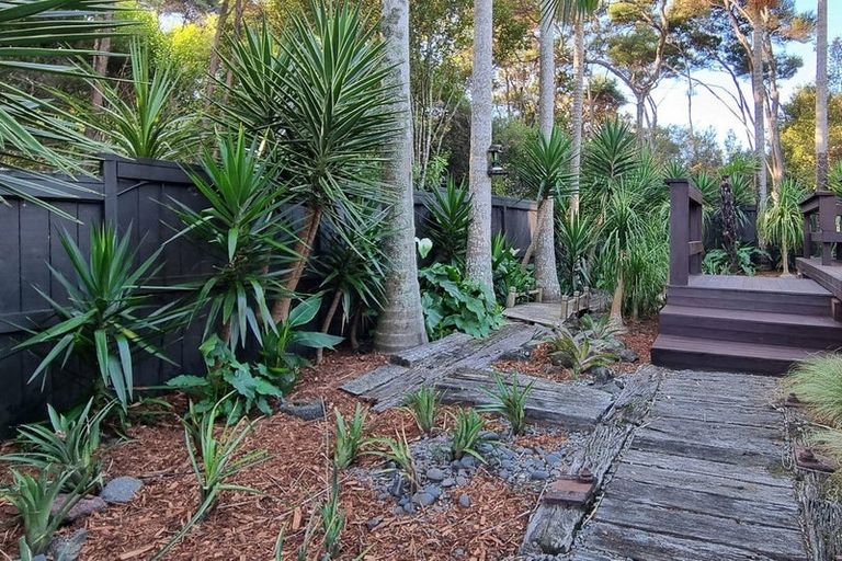 Photo of property in 28 Tyrico Close, Unsworth Heights, Auckland, 0632