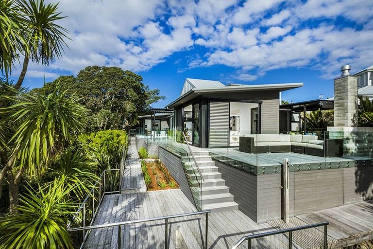 Photo of property in 10a First Avenue, Stanley Point, Auckland, 0624