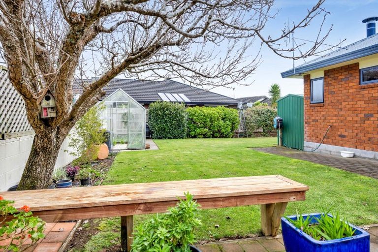 Photo of property in 10 Taylor Place, Merrilands, New Plymouth, 4312