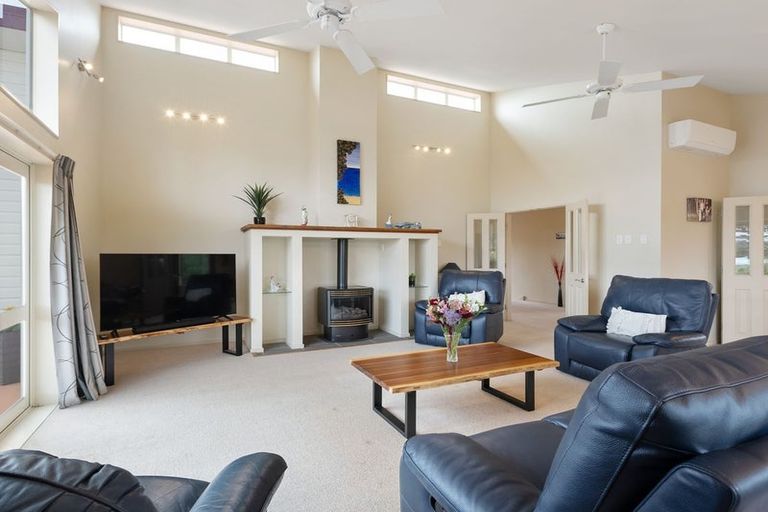 Photo of property in 14 Field Way, Waikanae Beach, Waikanae, 5036