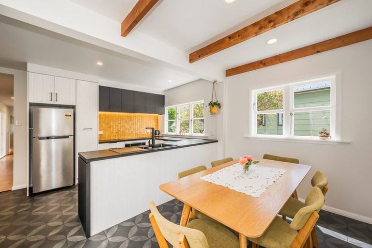 Photo of property in 100 Matatua Road, Raumati Beach, Paraparaumu, 5032