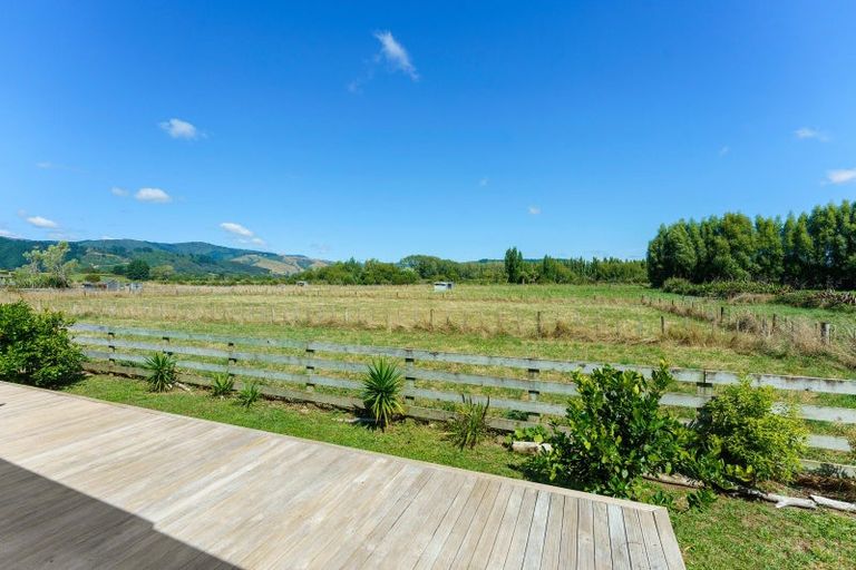 Photo of property in 103a Waikawa Beach Road, Manakau, Levin, 5573