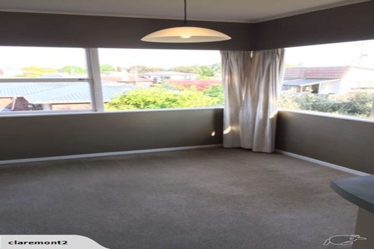 Photo of property in 24 Holdaway Avenue, Northcote, Auckland, 0627