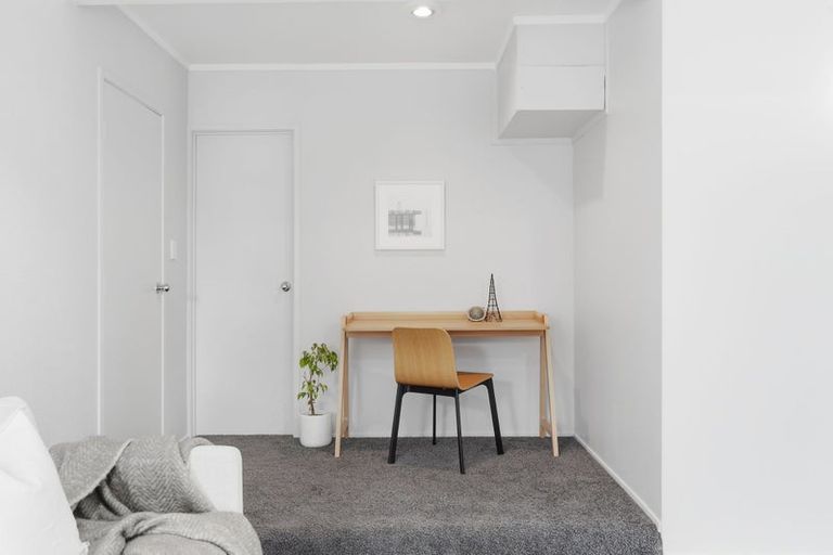Photo of property in 2/12 Mahuta Grove, Northcote, Auckland, 0627