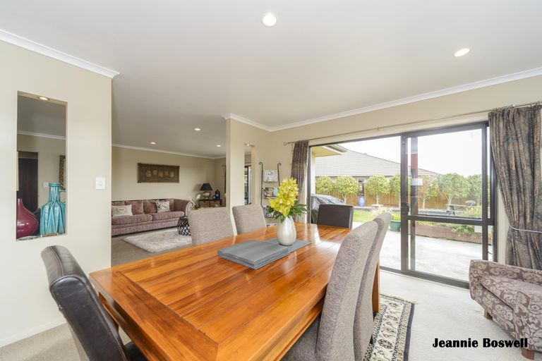 Photo of property in 5 Ron Place, Fitzherbert, Palmerston North, 4410