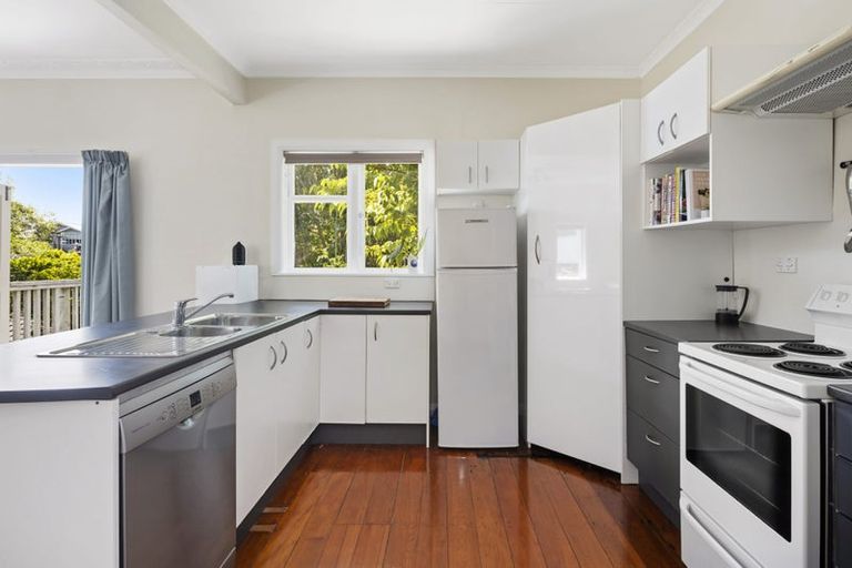 Photo of property in 22 Ranui Crescent, Khandallah, Wellington, 6035