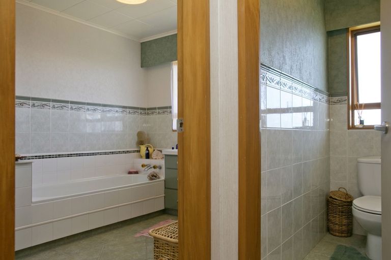 Photo of property in 22 Scenic Heights, Acacia Bay, Taupo, 3330