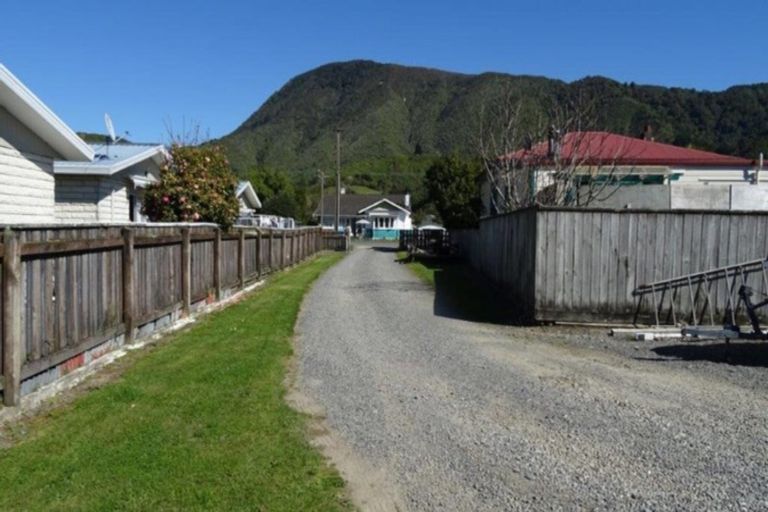 Photo of property in 60 Broadway, Picton, 7220