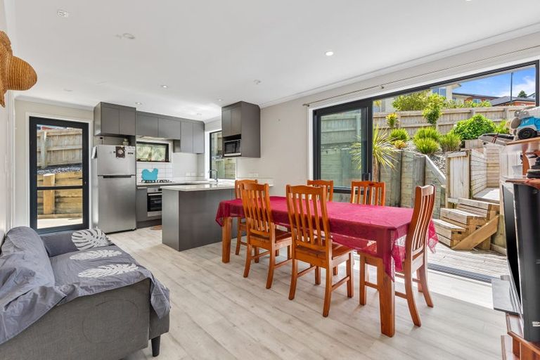 Photo of property in 12 Hilton Close, Fairview Heights, Auckland, 0632