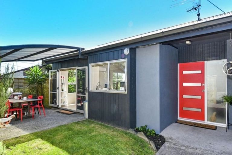 Photo of property in 1/305 East Coast Road, Mairangi Bay, Auckland, 0630