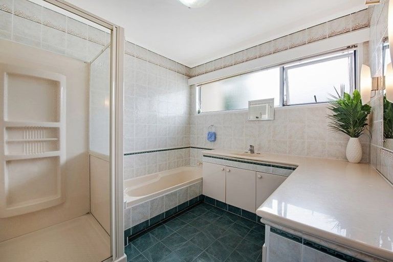 Photo of property in 4 Alton Terrace, Pakuranga Heights, Auckland, 2010