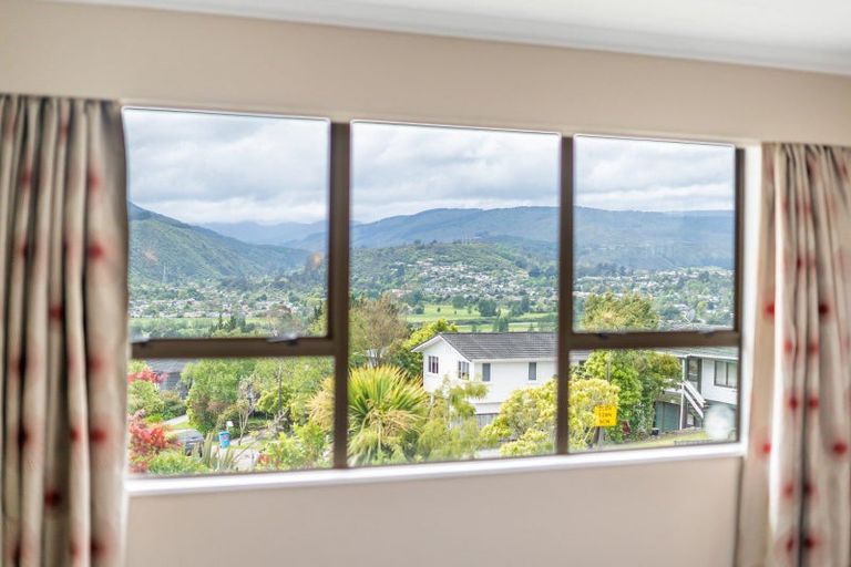 Photo of property in 32 Seymour Grove, Kingsley Heights, Upper Hutt, 5018