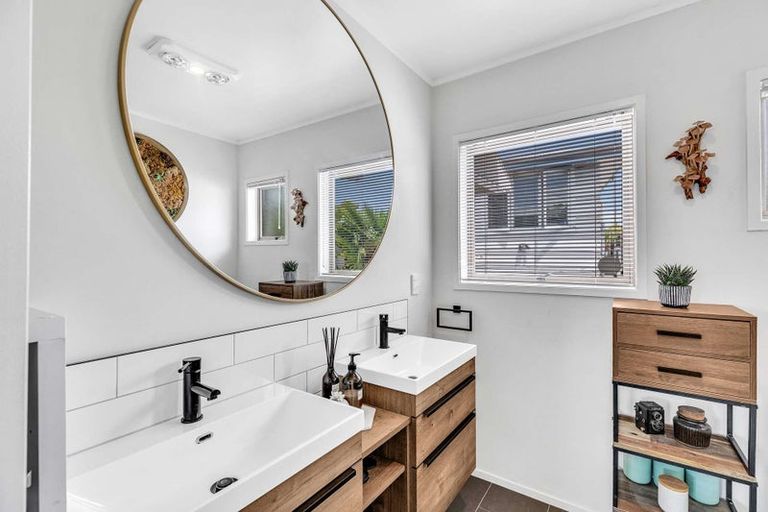 Photo of property in 1 Pleasant Road, Glen Eden, Auckland, 0602