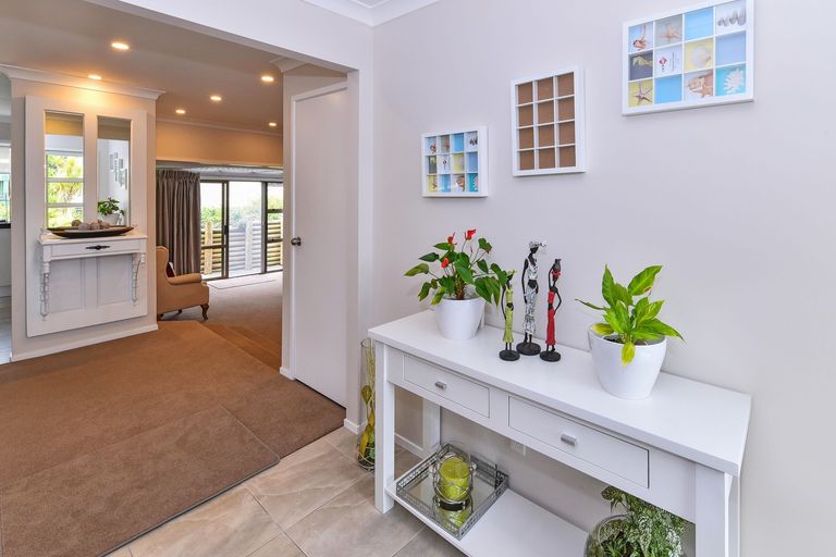 Photo of property in 15 Lemonwood Place, The Gardens, Auckland, 2105