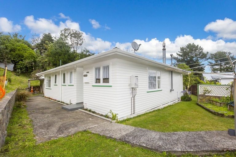 Photo of property in 39 Vista Crescent, Maoribank, Upper Hutt, 5018