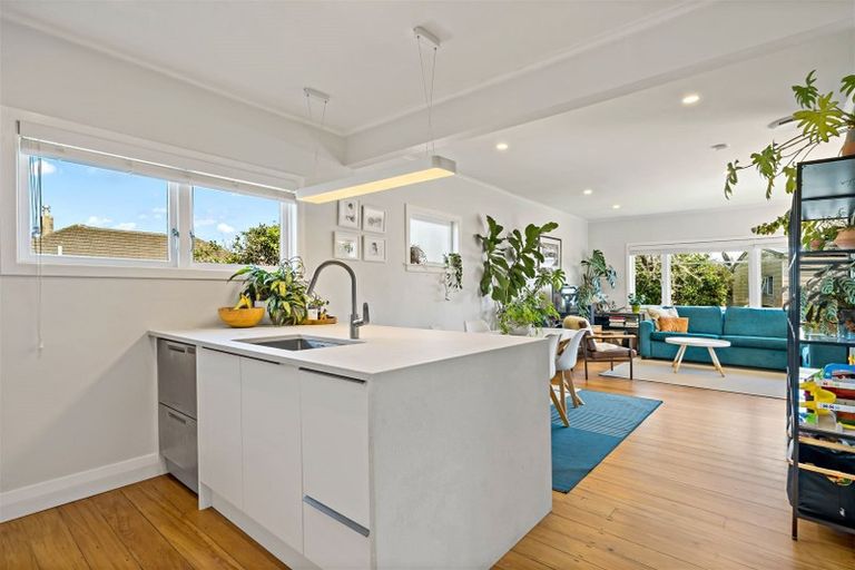 Photo of property in 17a Clinton Avenue, Te Atatu Peninsula, Auckland, 0610