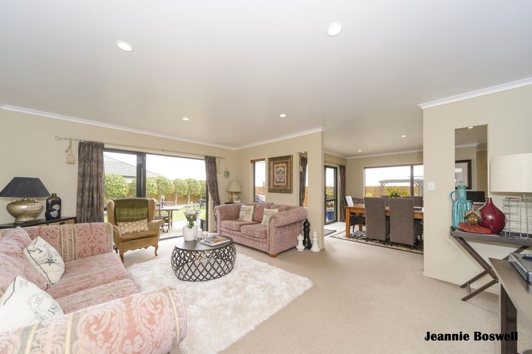 Photo of property in 5 Ron Place, Fitzherbert, Palmerston North, 4410