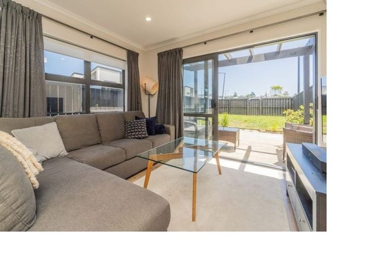 Photo of property in 8c Lumbarda Drive, Kumeu, 0810