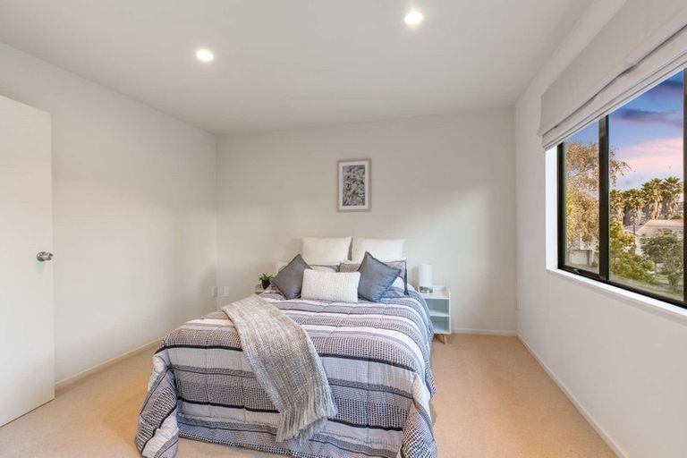 Photo of property in 4/42 Fields Parade, Oteha, Auckland, 0632