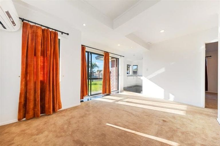 Photo of property in 1 Waylen Place, Burswood, Auckland, 2013
