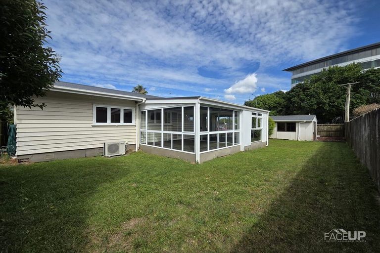 Photo of property in 1/16 Northcote Road, Takapuna, Auckland, 0622