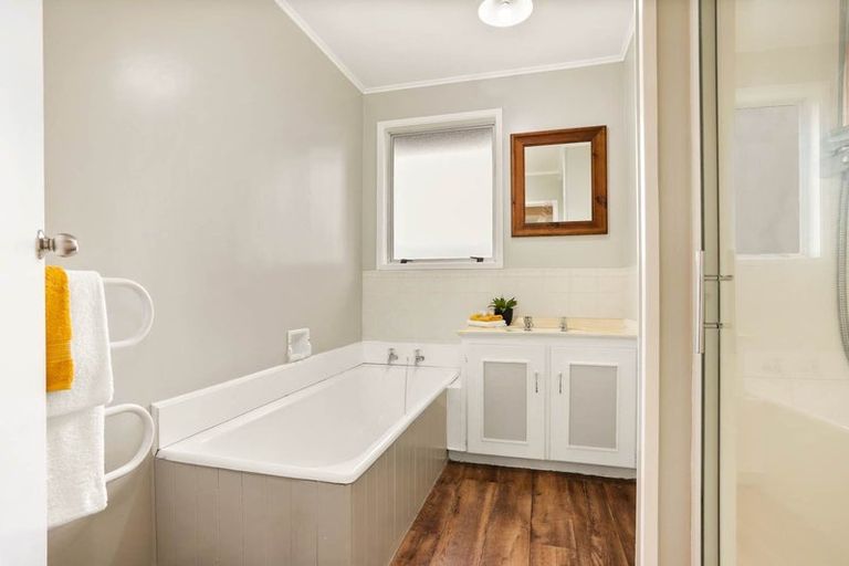 Photo of property in 20 Trias Road, Totara Vale, Auckland, 0629