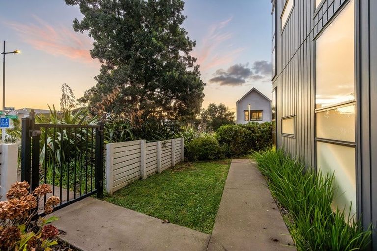 Photo of property in 16 Moki Place, Long Bay, Auckland, 0630
