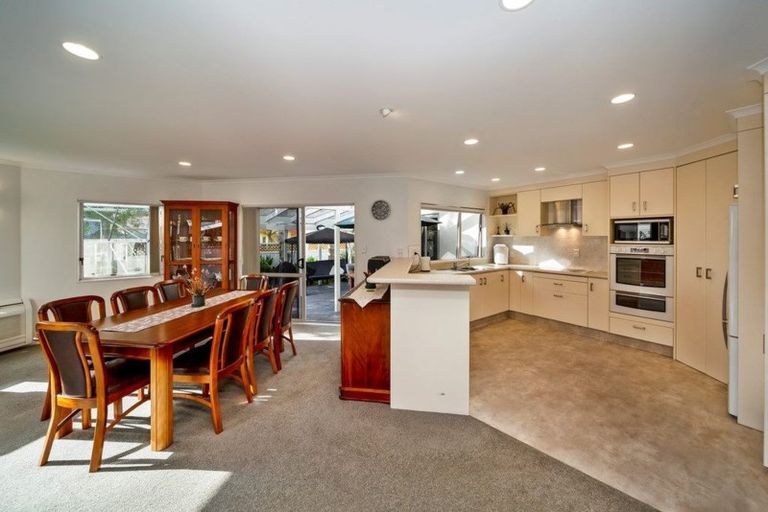 Photo of property in 12 Shelter Grove, Frankleigh Park, New Plymouth, 4310