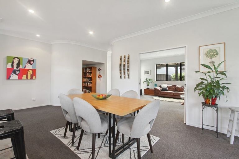 Photo of property in 22 Midhurst Avenue, Henderson, Auckland, 0612