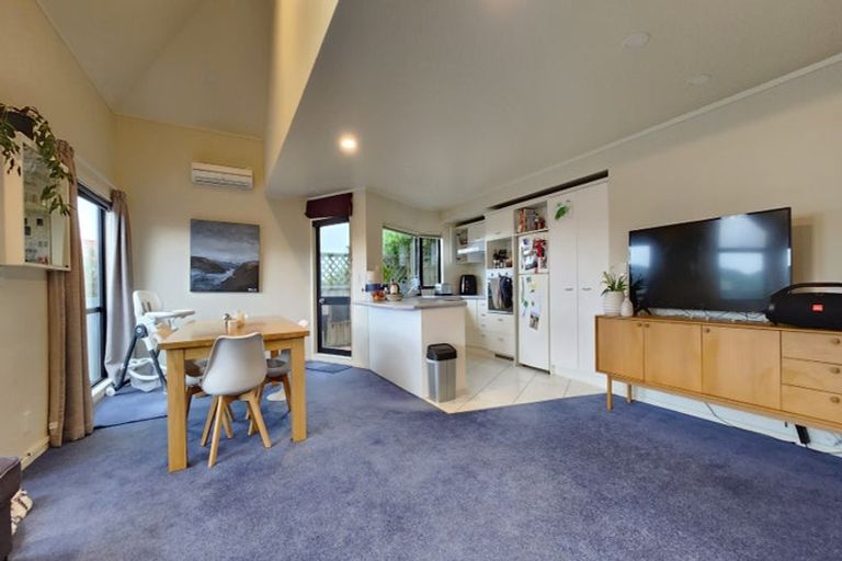 Photo of property in 8a Countess Close, Maupuia, Wellington, 6022