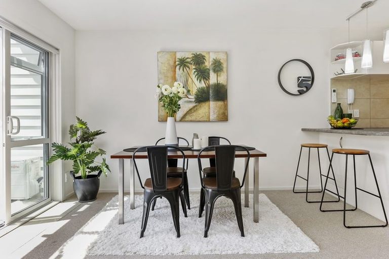 Photo of property in 4/78 Fernhill Way, Oteha, Auckland, 0632