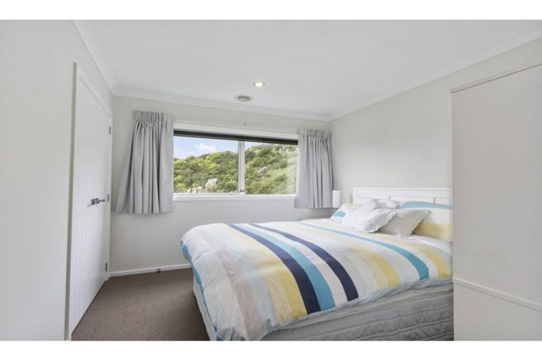 Photo of property in 15 Canary Way, Whitby, Porirua, 5024