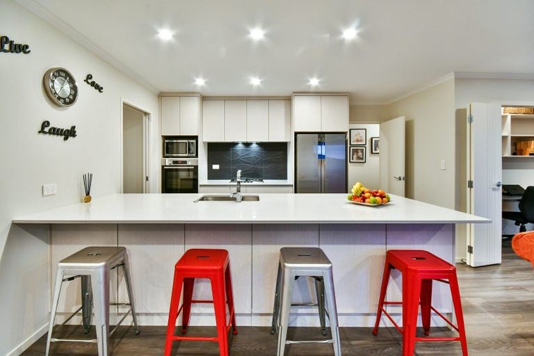 Photo of property in 16 James Elliot Way, Pokeno, 2402