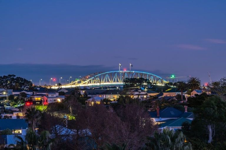 Photo of property in 26 Waimana Avenue, Northcote Point, Auckland, 0627