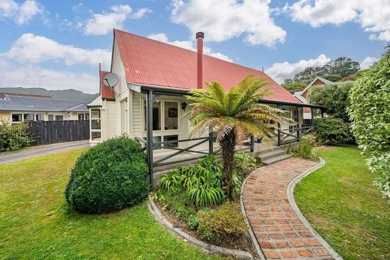 Photo of property in 3 Mcenroe Grove, Naenae, Lower Hutt, 5011