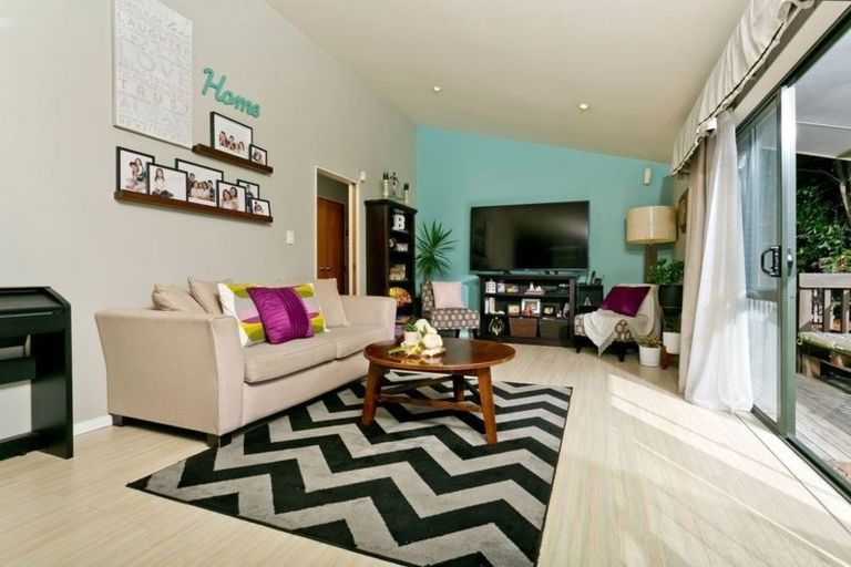 Photo of property in 10/76 Target Road, Totara Vale, Auckland, 0629