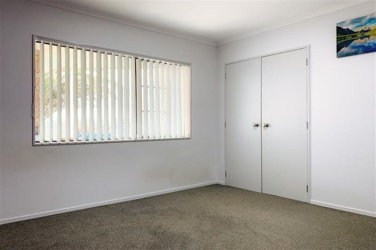 Photo of property in 18 Plumstead Rise, Glen Eden, Auckland, 0602