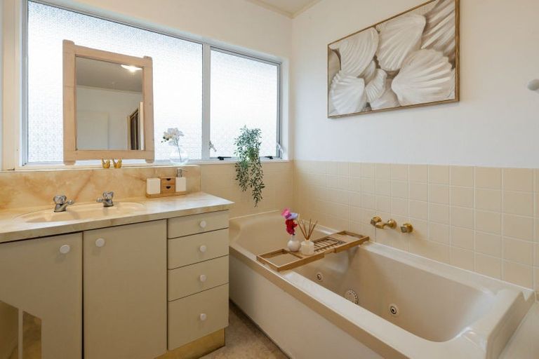 Photo of property in 8 Burn-murdoch Street, St Andrews, Hamilton, 3200