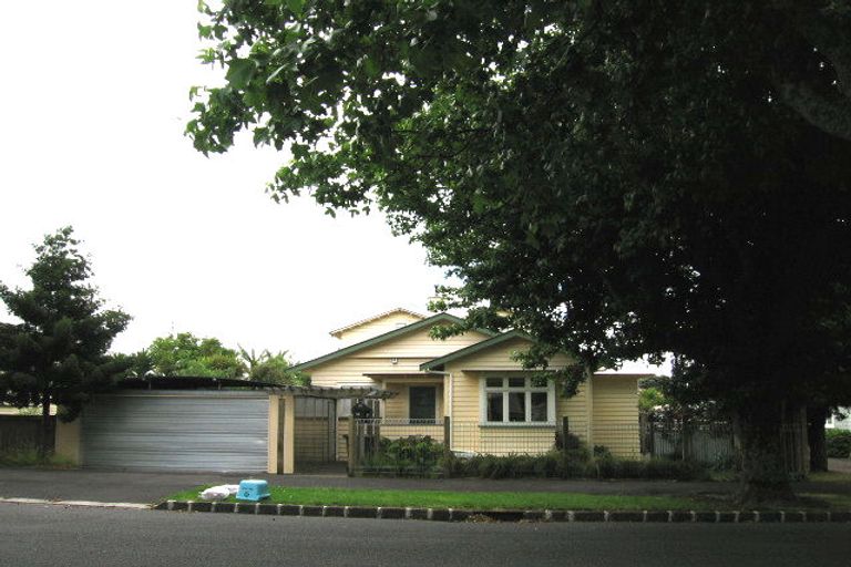 Photo of property in 12 Dignan Street, Point Chevalier, Auckland, 1022